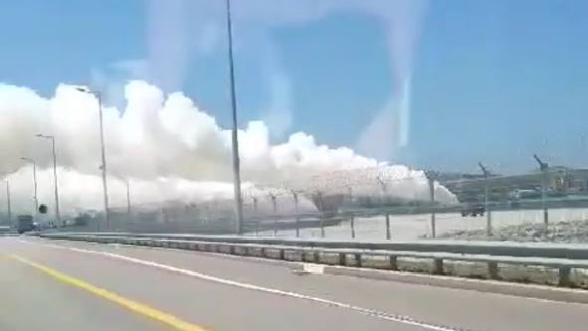 У мережі з’явилися фото диму біля Керченського мосту